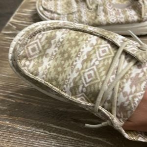 Girls size 5 hey dudes used but not very much great shape